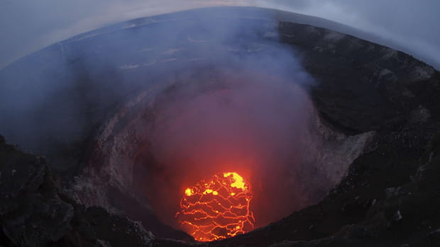 Le lac de lave au sommet du volcan