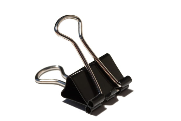 Utiliser une pince à dessin pour protéger la lame de son rasoir