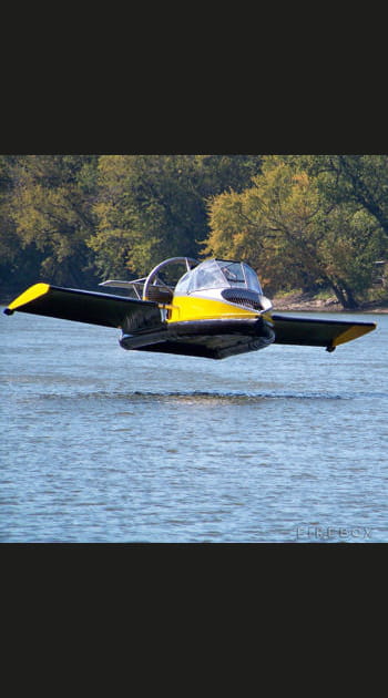 Le bateau avion fa&ccedil;on James Bond