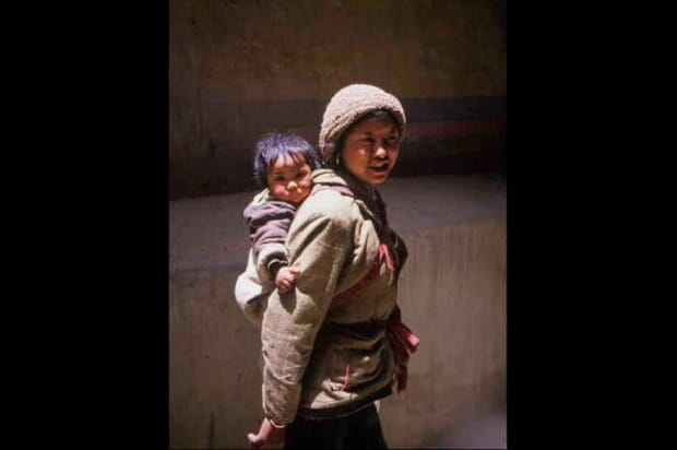 Une femme et son enfant