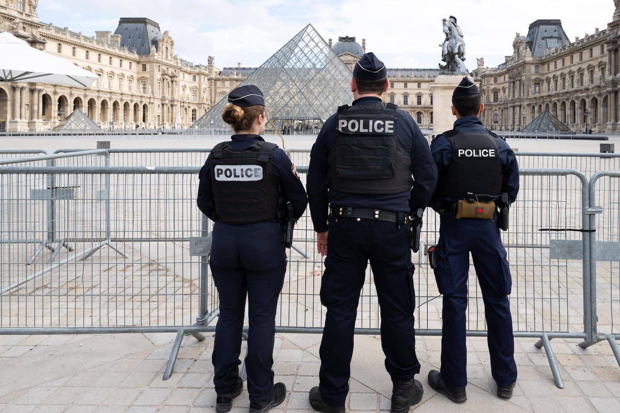 Vol au Louvre, en direct : un casque et un gant retrouvés, les derniers éléments de l'enquête