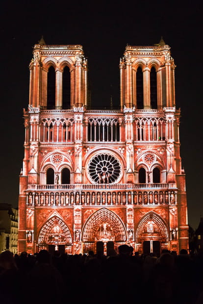 La façade gothique mise en valeur