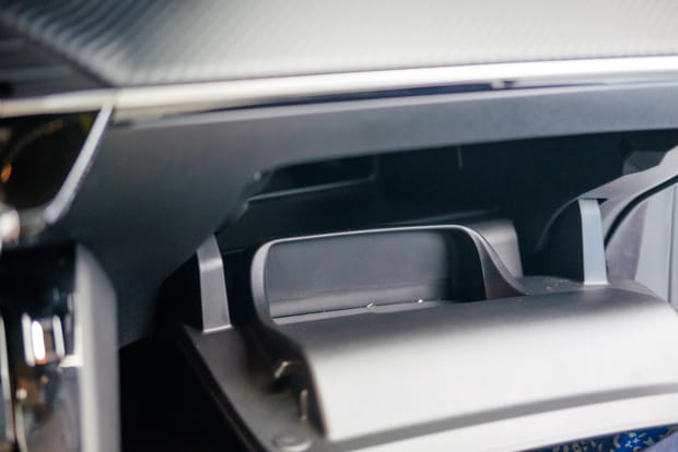 Une boîte à gants profonde