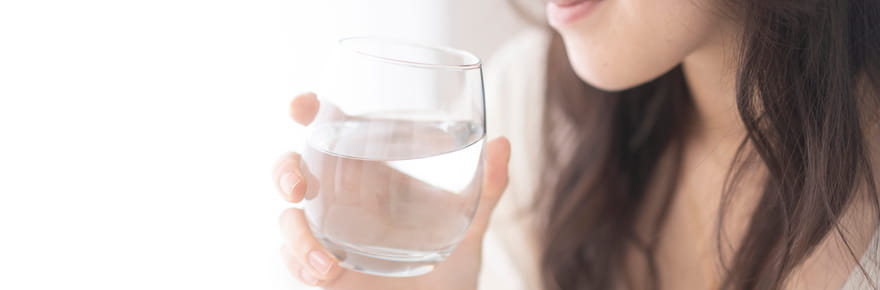Quelle quantit&eacute; d'eau doit-on vraiment boire par jour&nbsp;? Ce simple tableau donne la r&eacute;ponse