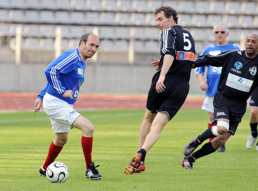 Eric Woerth face &agrave; Laurent Blanc sur un terrain de football