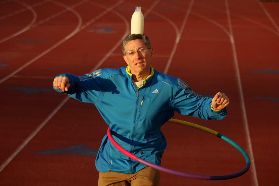 La course la plus rapide avec une bouteille de lait sur la t&ecirc;te (et en faisant du hula hoop)