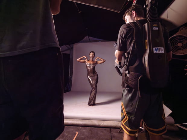 Jodie Turner Smith rayonnante en studio pour le Calendrier Pirelli 2025