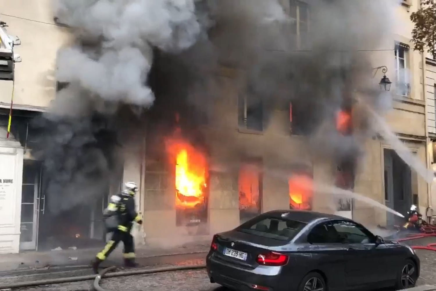 Incendie à Paris, à la librairie La Hune : les impressionnantes images