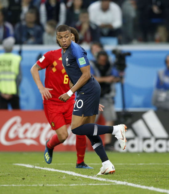 La passe en arri&egrave;re de Mbapp&eacute;