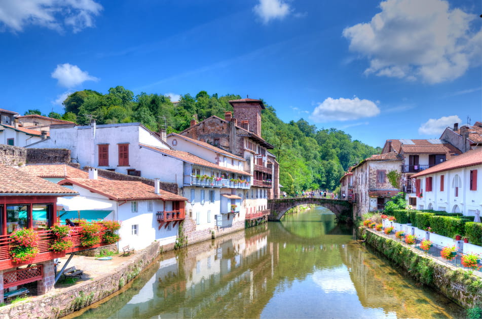 Saint-Jean-Pied-de-Port et Roncevaux, &eacute;tape embl&eacute;matique du Chemin de Compostelle
