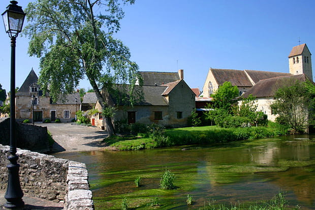 Asnières-sur-Vègre, village sarthois du Moyen Âge