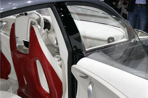 Un habitacle moderne blanc et laqué rouge