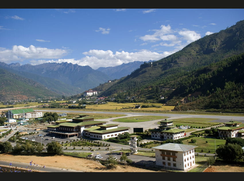 Au Bhoutan, entour&eacute; de montagnes