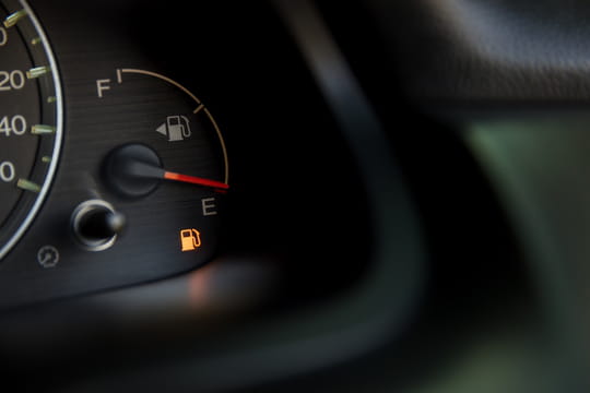 Beaucoup pensent que le r&eacute;servoir est vide, mais voici ce que signifie r&eacute;ellement le &quot;E&quot; sur la jauge &agrave; essence