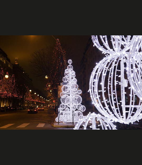 Le croisement de l'avenue Montaigne et de la rue Fran&ccedil;ois 1er