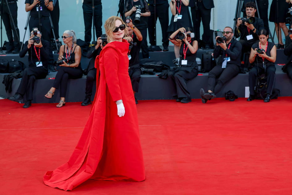Isabelle Huppert en harmonie avec le tapis rouge de Venise