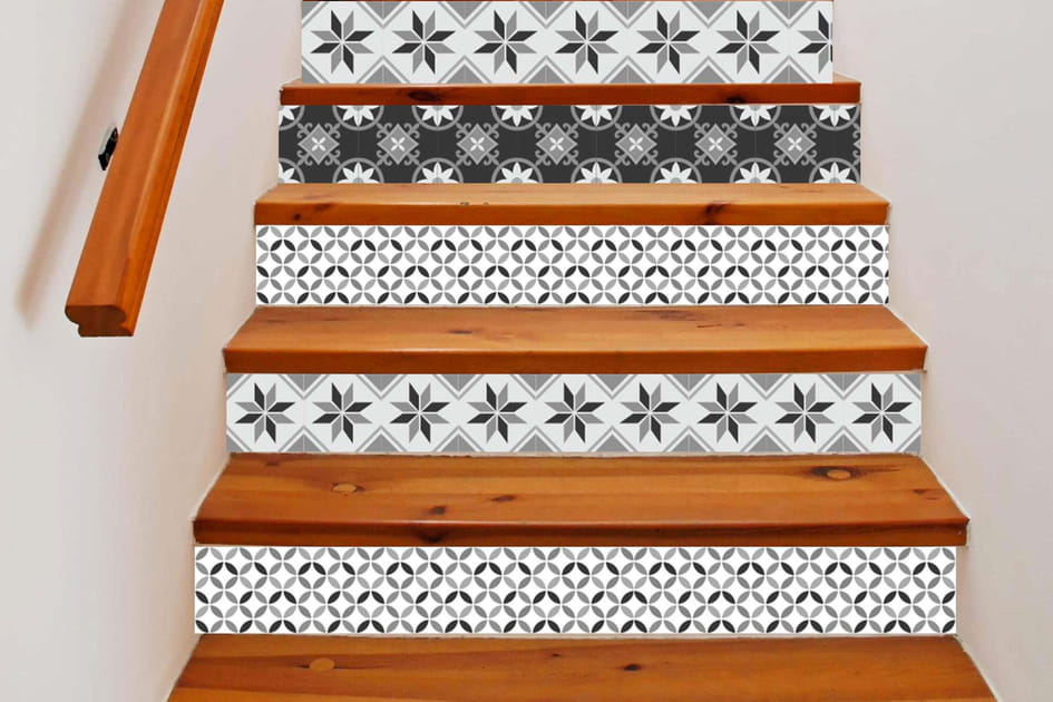 Sur des marches d'escalier