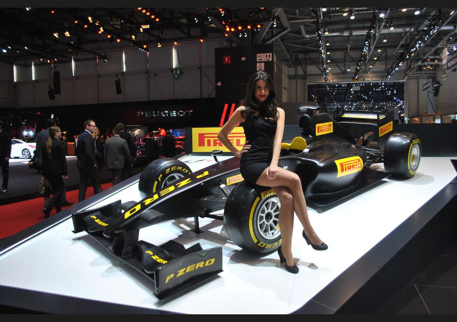 Femme f&eacute;line chez Pirelli