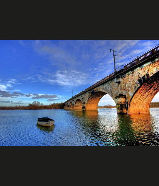 Une seule barque sous le pont