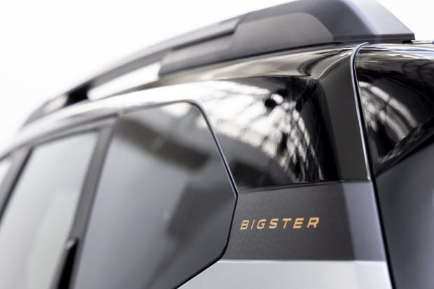 Moins randonneur que le Duster, le Dacia Bigster conserve quand même les barres de toit