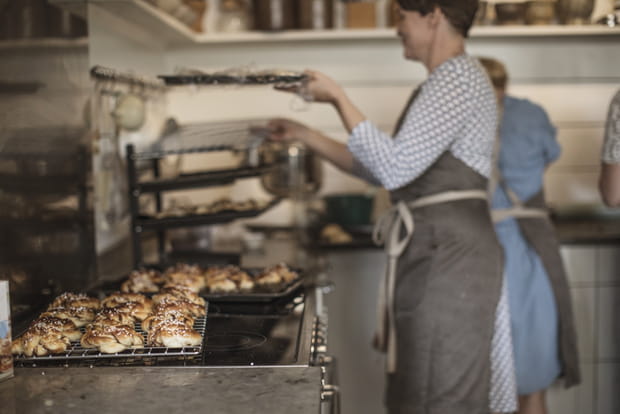 Dévorer des kanelbulle, l'incontournable du goûter suédois