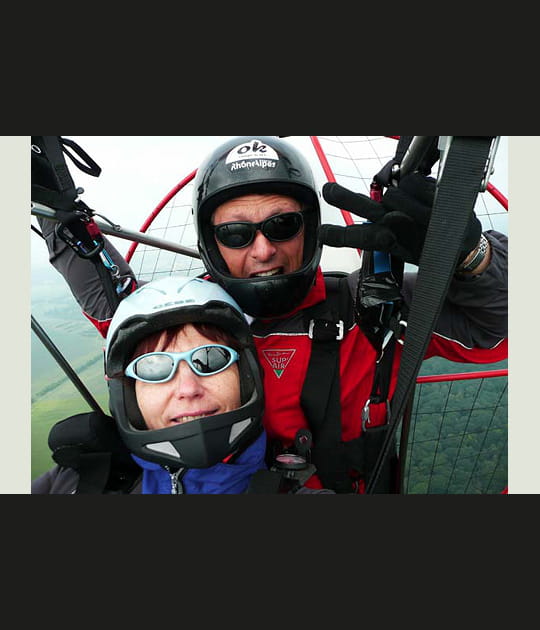 Lui aux commandes, elle &agrave; la photo