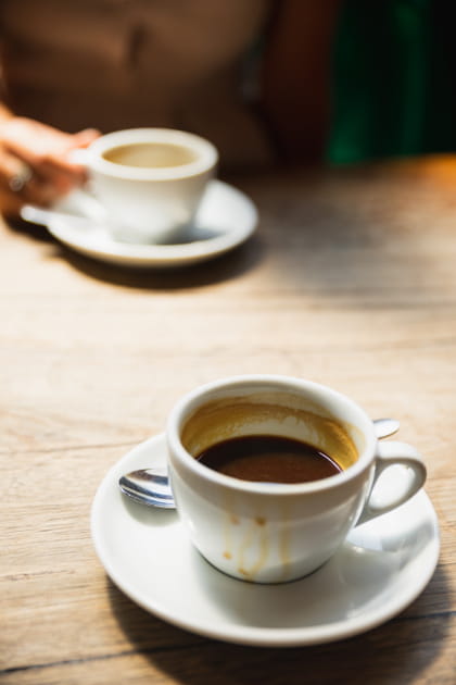 Voici comment effacer les traces de th&eacute; et caf&eacute; dans vos tasses