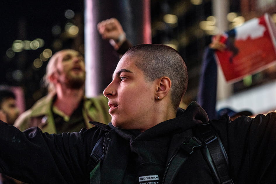 Cr&acirc;ne ras&eacute; pour protester
