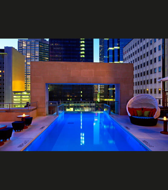 Se confronter au vide dans la piscine de l&rsquo;h&ocirc;tel Joule &agrave; Dallas