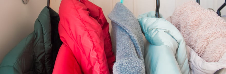 Comment bien ranger ses manteaux quand le froid arrive&nbsp;: voici l'astuce japonaise pour enfin gagner de la place dans son placard