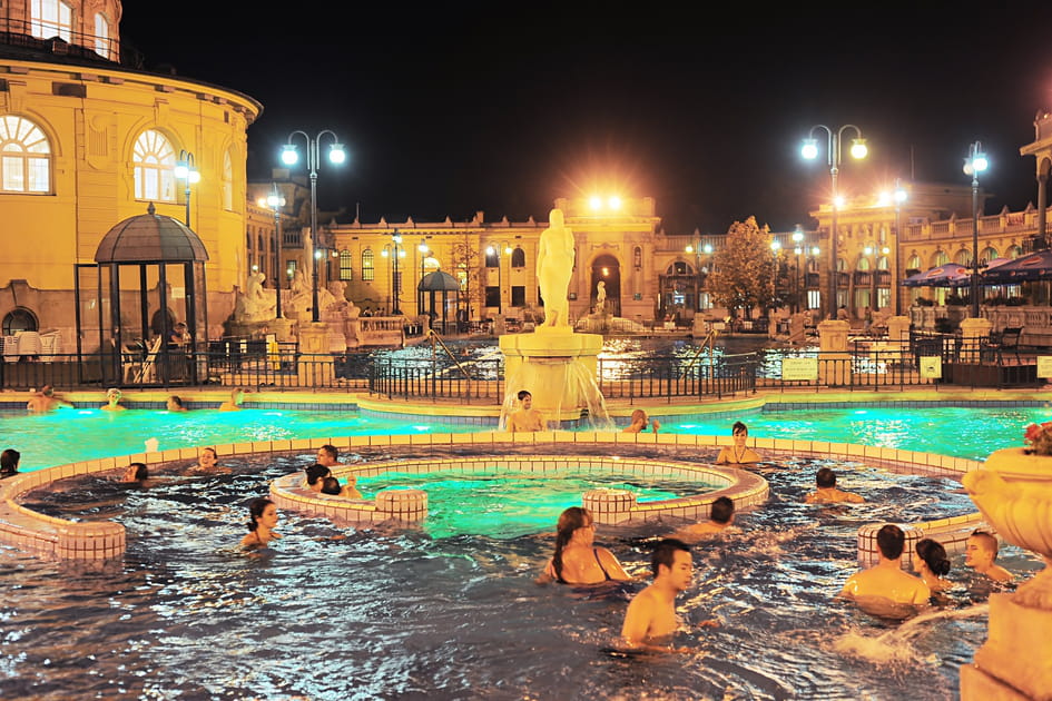 Bain de minuit hivernal &agrave; Budapest, en Hongrie