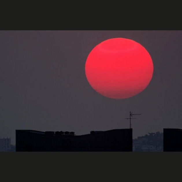 Boule de fraise dans le ciel de Paris