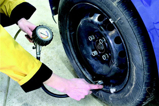 Contrôler régulièrement la pression des pneus