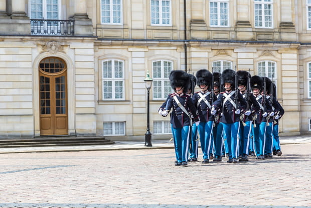 20 expériences à ne pas rater dans la ville du "hygge", Copenhague : Voir la relève de la garde au Palais d'Amalienborg