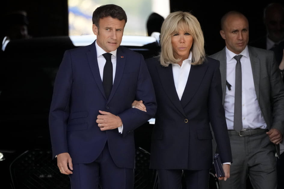 Emmanuel et Brigitte Macron arrivent aux Invalides