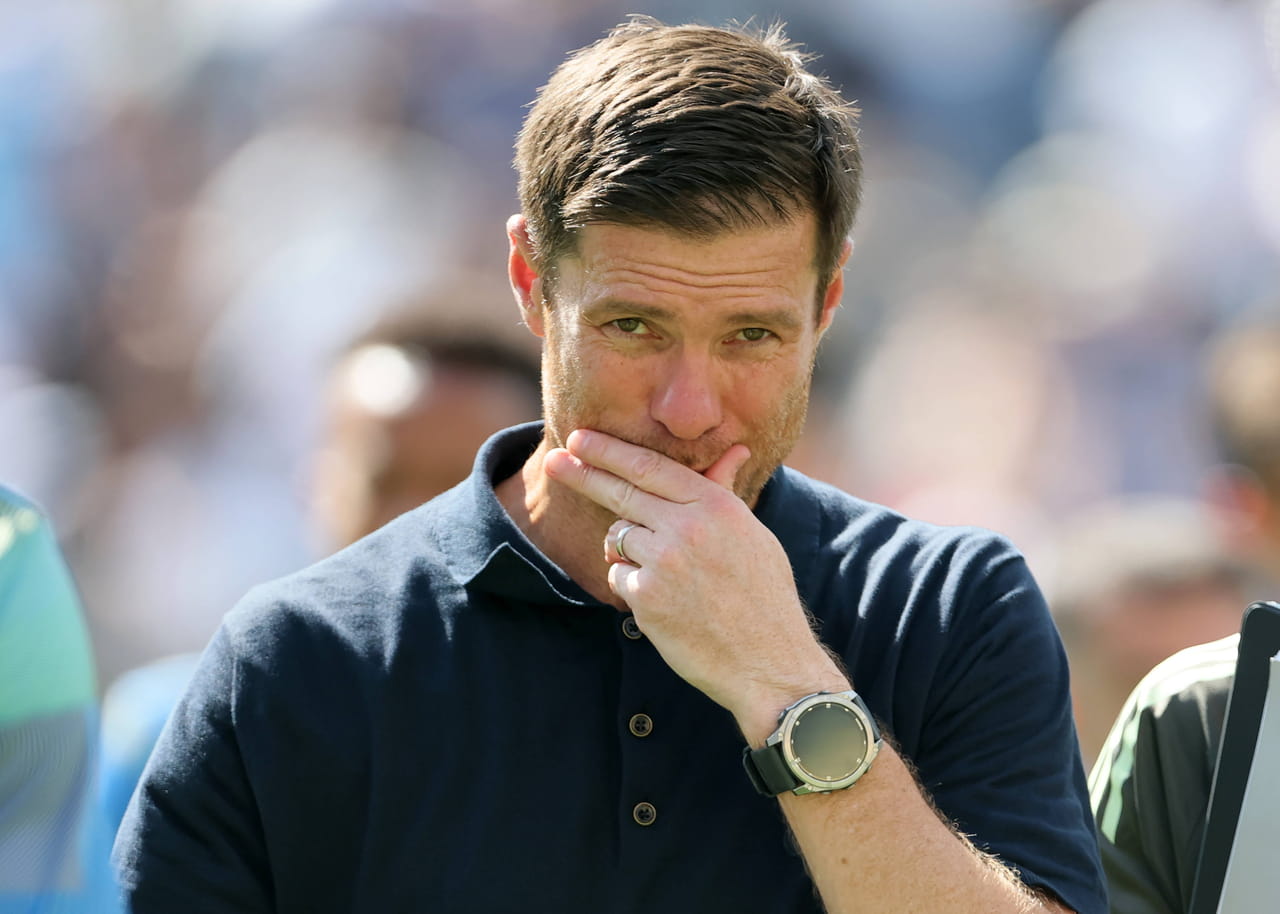 Ancelotti couvrait tout : une arrivée tardive aux entraînements et pas toujours en forme, Xabi Alonso ne le tolère pas