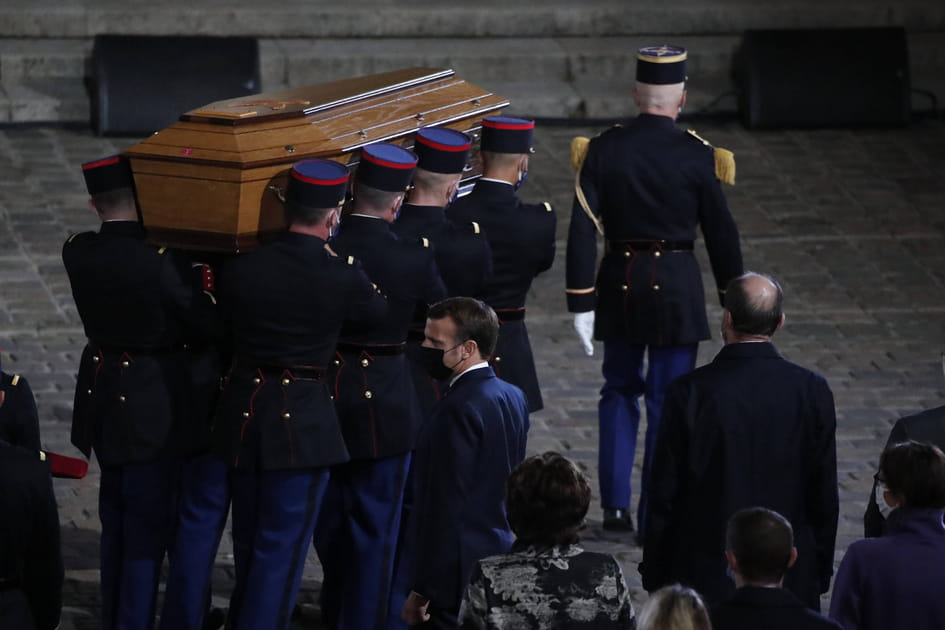 ... et plusieurs centaines &agrave; l'ext&eacute;rieur