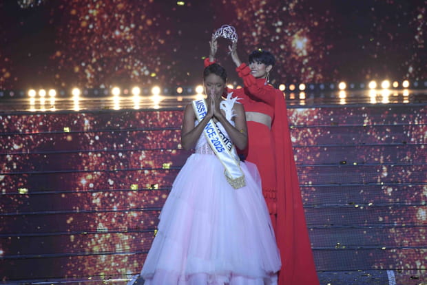 Miss France 2025 au moment de recevoir sa couronne des mains d'Eve Gilles