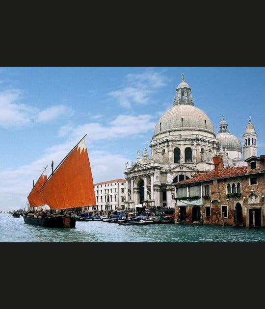 Voile rouge sur Grand Canal