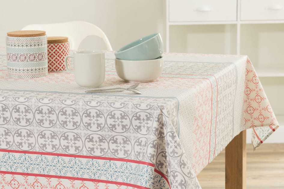Sur une nappe de table