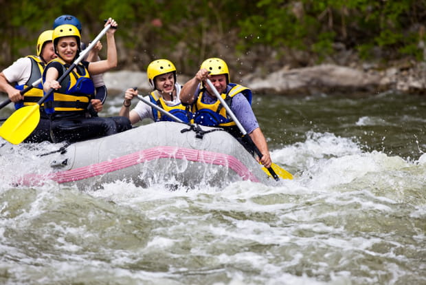 Descendre les rapides en rafting