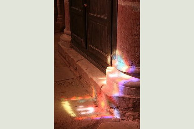 Couleurs du vitrail sur la pierre