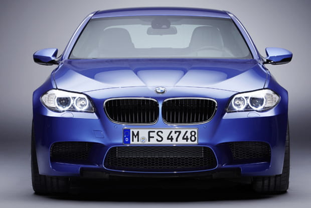 Main de fer dans un gant de velour