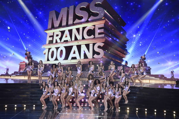 Défilé en maillot de bain sur le thème du cinéma