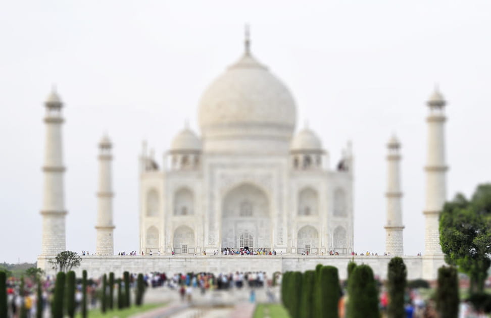 Face au Taj Mahal en Inde