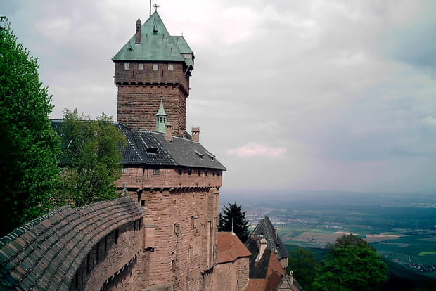 Le château du Haut-Koenigsbourg, dressé sur un éperon rocheux