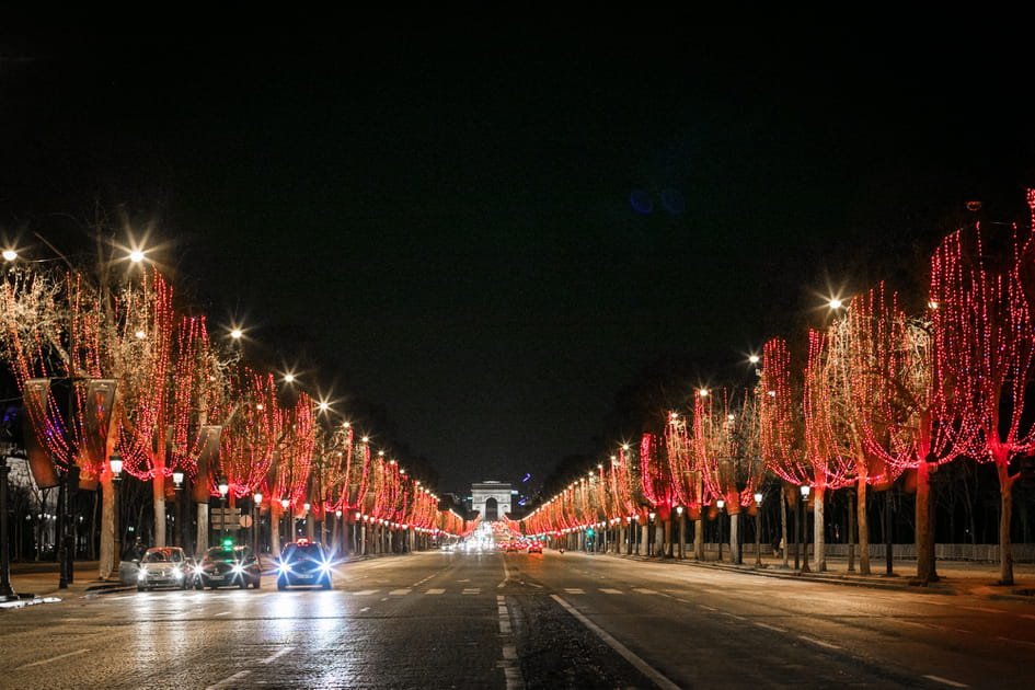 Les Champs-Elys&eacute;es passent au rouge