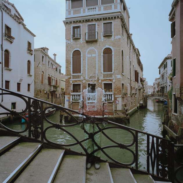Devant les canaux de Venise