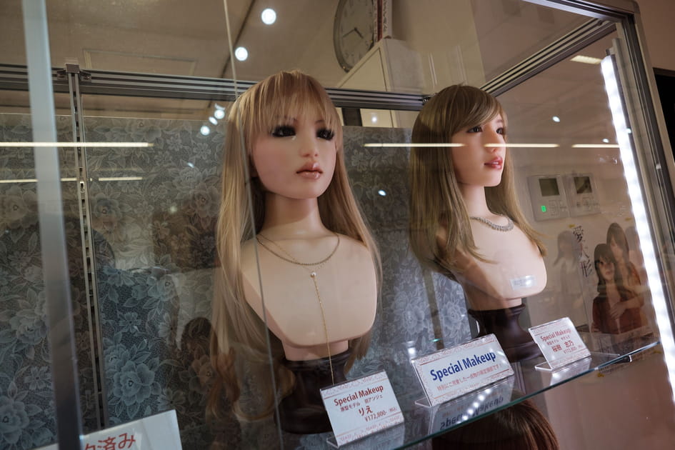 Des visages expos&eacute;s en vitrine