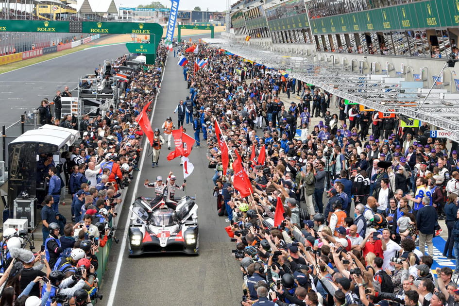 Le public dans les stands